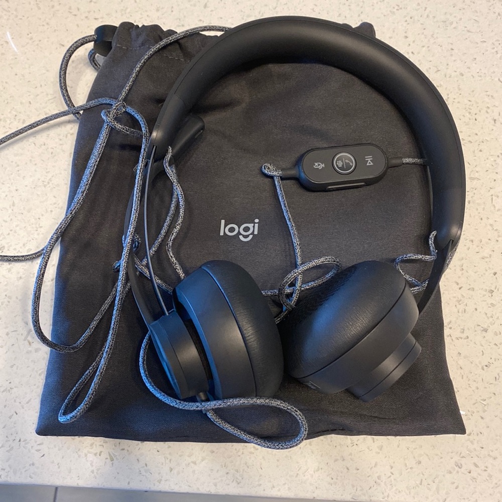 Never used! Logitech computer headphones with microphone, in the original bag